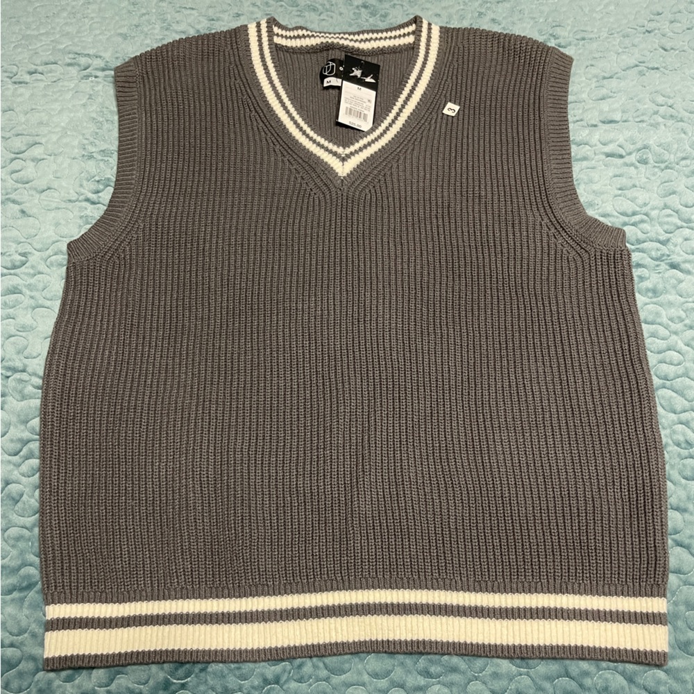 NWT Original Use Men’s Sz M Sweater Vest Gray & White Pullover V-Neck